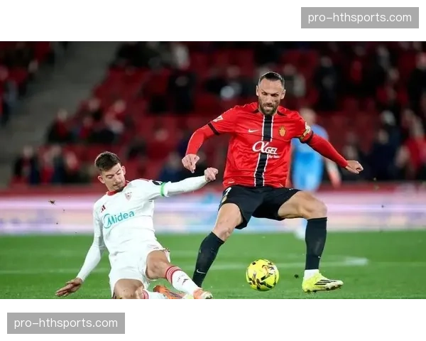 法兰克福对阵柏林联合，主队前锋穆阿尼多次回撤参与反抢