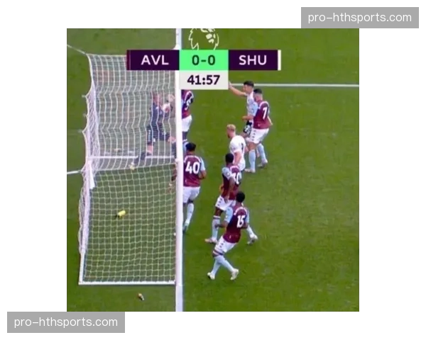 场边花絮：门线技术鹰眼系统摄像头被飞入场内的足球意外击中