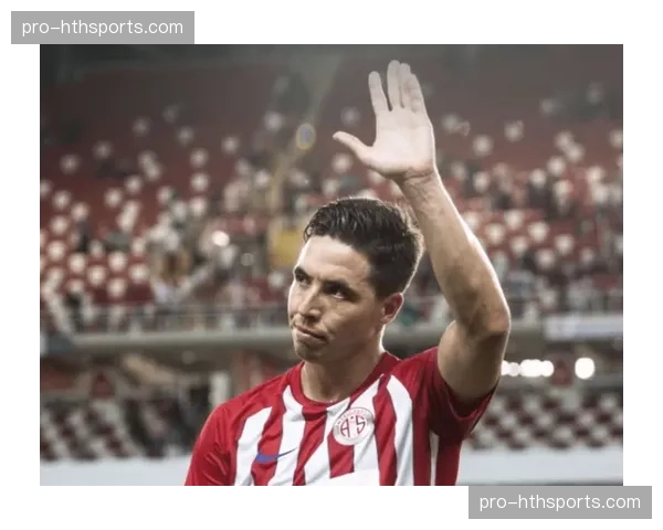 前法国国脚纳斯里在专栏中撰文，分析现代足球对中场球员转换节奏的极高要求