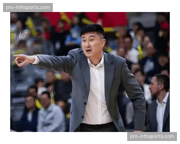 特写：总决赛赛后，两队主帅杜锋与乌戈·洛佩斯在场边长时间握手交谈