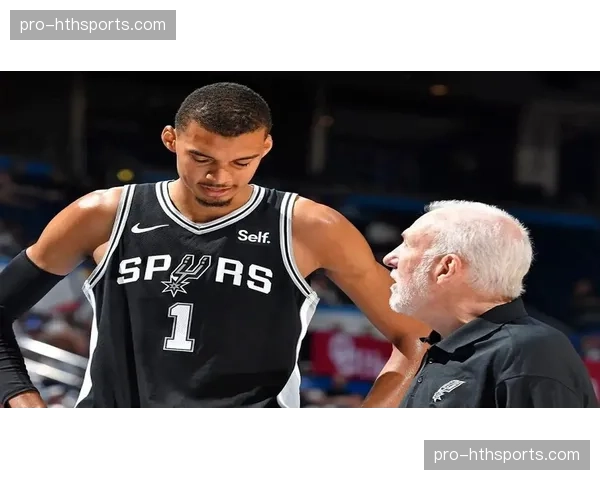 特写：马刺队更衣室，波波维奇与文班亚马赛后研究比赛录像